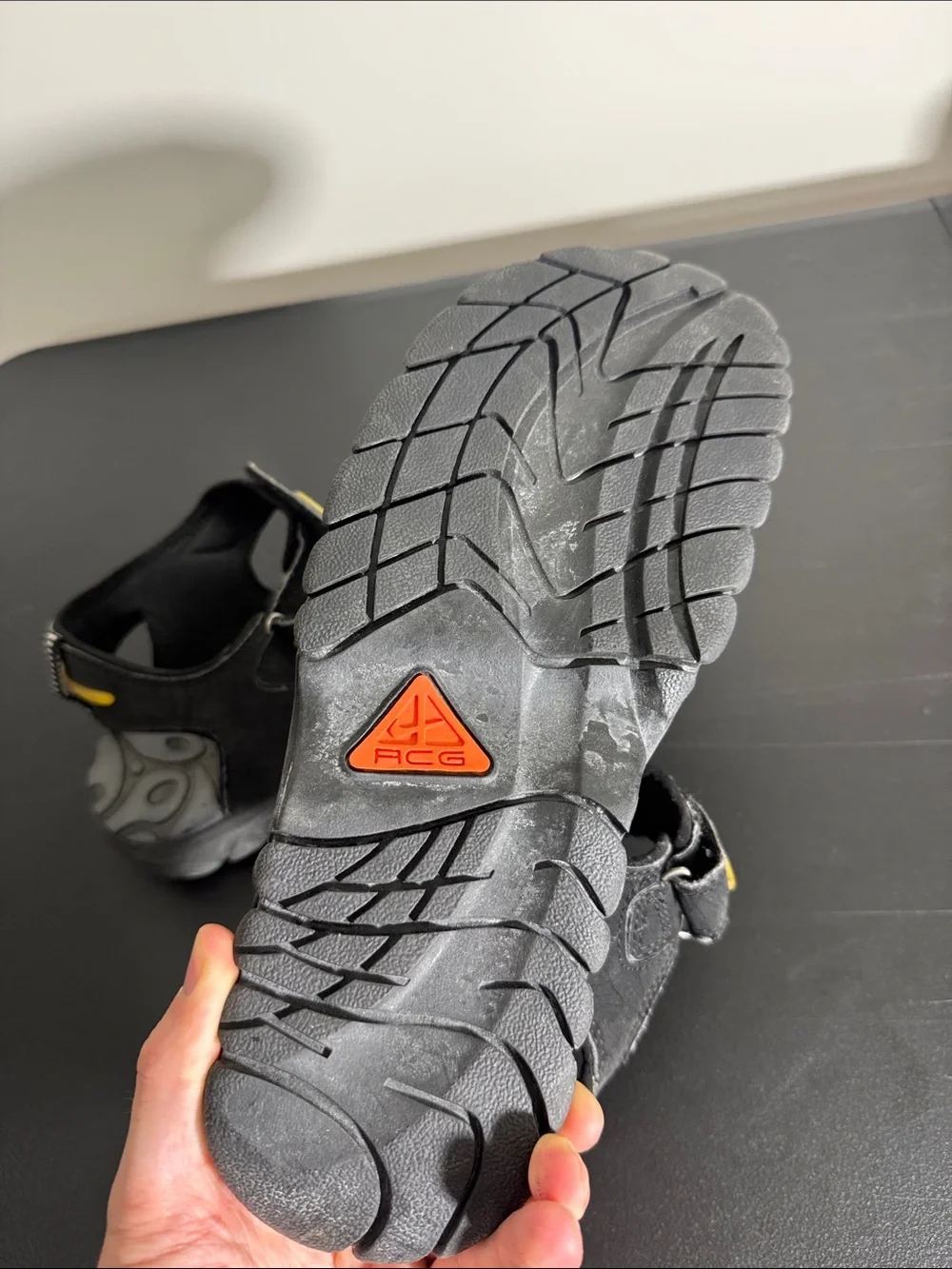 Nike ACG mens 11 black yellow strap outdoor sandal shoes EUC